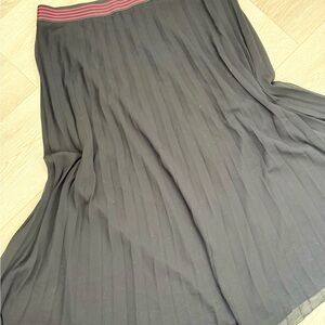 Saint James Black Full Pleated Skirt Sz.10 Flowy w/ Elastic Waist